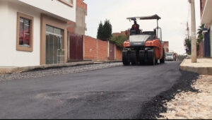 Alcaldía de Tarija asfalta calles y avenidas del barrio San Antonio
