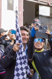 El alcalde de Tarija, Johnny Torres Terzo, participó de la largada tradicional de la carrera ciclística San Roque-Chaguaya- San Roque