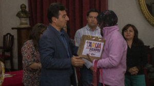 Alcalde Torres entrega 60 pelucas en beneficio de personas con cáncer