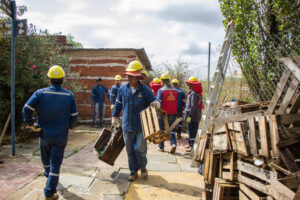 Alcaldía de Tarija procede a demoler una construcción clandestina que invadía área verde