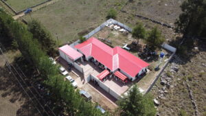 Alcalde Torres entrega el remozado y mejorado centro de salud de Pinos Sud