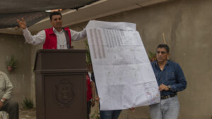 Alcalde de Tarija Johnny Torres entrega planimetrías a vecinos del “barrio Azucarero”