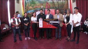 Alcalde de Tarija premió a diez ganadores del programa “Incubadora de Empresas”