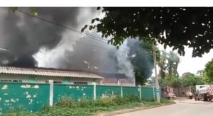 SE INCENDIA DEPÓSITO DE INSUMOS DEL SEDES SANTA CRUZ
