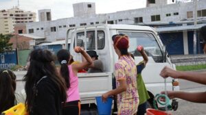 La Policía advierte arrestar a quienes lacen globos de agua con agresividad
