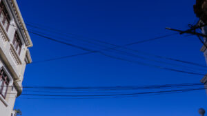 Alcaldía de Tarija da inicio al retiro de la maraña de cables en desuso que se encuentran en el casco viejo de la ciudad