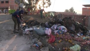 Alcaldía de Tarija realiza limpieza en la zona del Mercado Campesino