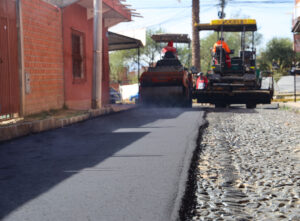 Alcaldía de Tarija realiza el asfaltado de calles en el barrio Tabladita I