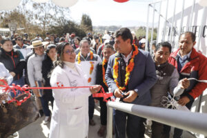 Alcalde de Tarija entrega el mejorado y moderno centro de salud en el barrio Aranjuez Sud.