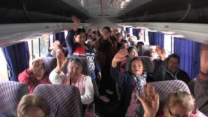 Alcaldía de Tarija lleva a 150 personas adultas mayores al santuario de la Virgen de Chaguaya