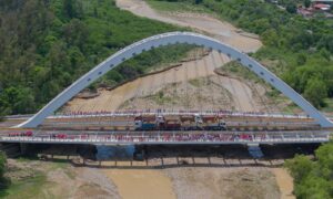 Puente 4 de julio supera la prueba de carga con más de 320 toneladas de peso sobre la plataforma.