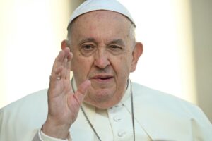 El cuadro clínico del papa «es complejo» y requerirá «una hospitalización adecuada»