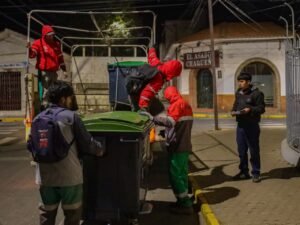 Alcaldía de Tarija implementa 30 nuevos contenedores para brindar el servicio de recolección y transporte de basura.