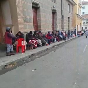 Largas filas para la venta de puestos para Santa Anita en la Cochabamba