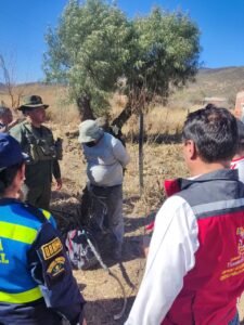 Comunarios con apoyo de la Alcaldía y personal policial capturan a un sujeto que provocó un incendio en Sella Cercado.