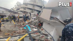 Rescatistas bolivianos recuperan cuerpos durante las operaciones humanitarias en Venezuela